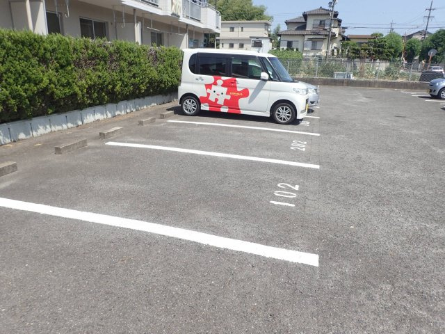 アーバン208の駐車場