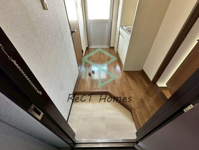 南駅前マンションの玄関