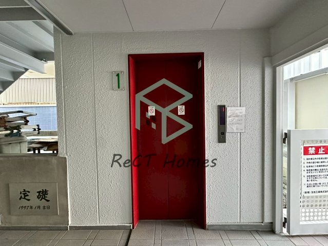 南駅前マンションのエントランス