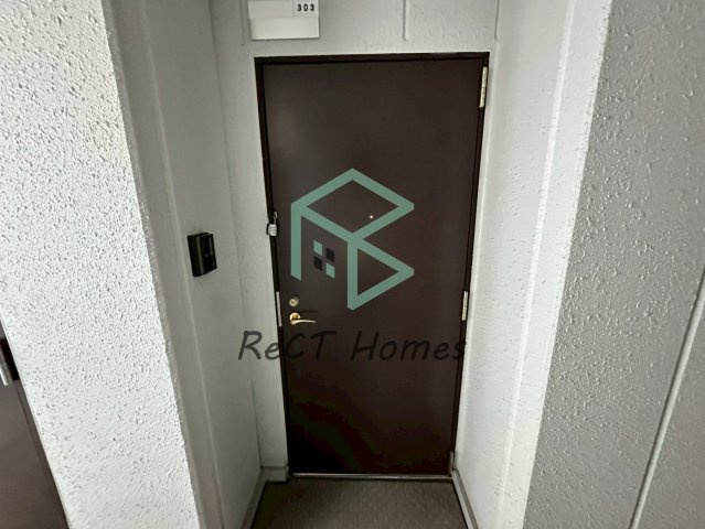 南駅前マンションの玄関