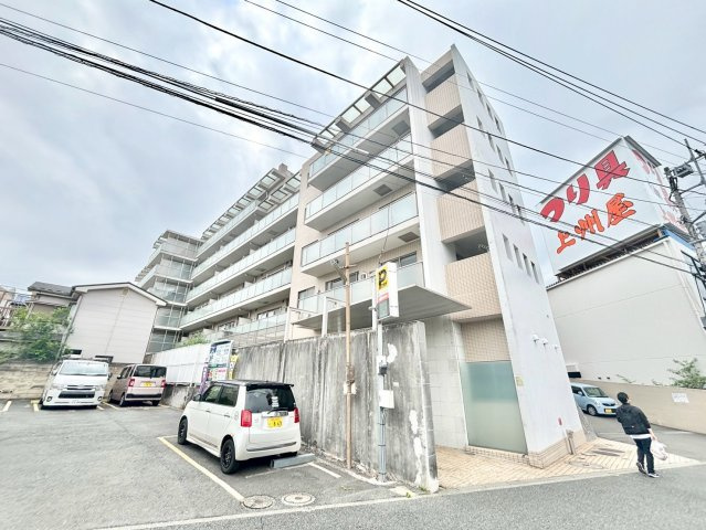 ファミール横濱鶴ヶ峰の外観|ファミール横濱鶴ヶ峰は2002年3月竣工で、相模鉄道本線鶴ヶ峰駅から徒歩8分に位置します。共用部にも豊かな緑が配され、暮らしに潤いとゆとりをプラスしてくれる住環境です。