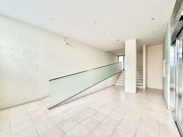 ファミール横濱鶴ヶ峰のエントランス|洗練されたデザイナーズマンションは、美しいエントランスが訪れる人を迎え、上質な空間へと誘います。細部にまでこだわったデザインが、最初の印象から格別な魅力を放ちます。