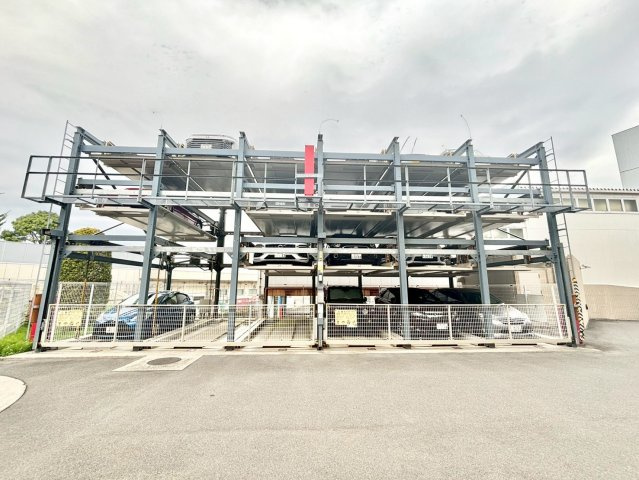 ファミール横濱鶴ヶ峰の駐車場