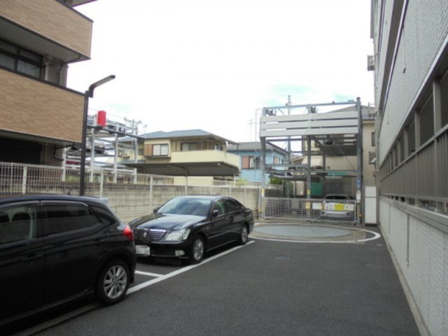 ロイヤルパレス市川の駐車場