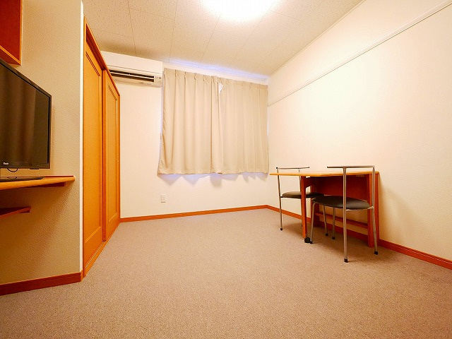 レオパレス富堂の洋室|使い勝手のいい洋室です