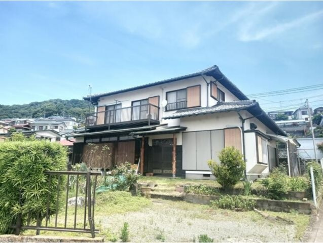 【外観】 | 圧巻の広さを誇る敷地面積：108.76坪！自然豊かな秦野市に登場！
現況：空家につき、お客様のご都合に合わせてご案内可能でございます◎