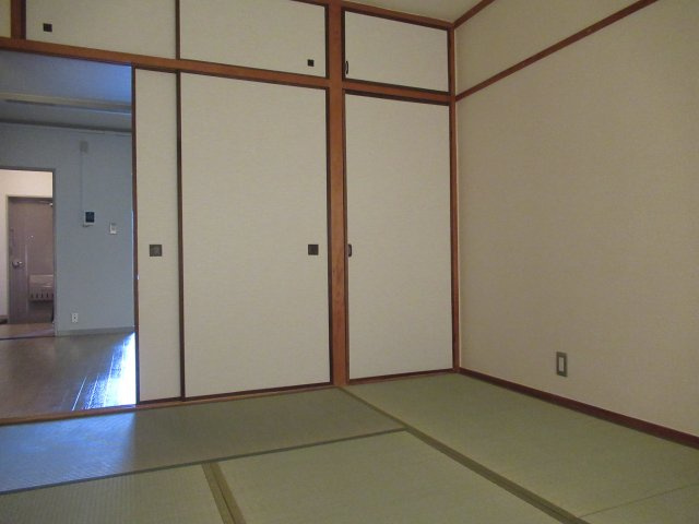 兵庫県公社　宝塚安倉（４）６号棟の和室|畳の上でゆっくりとくつろげる和室です