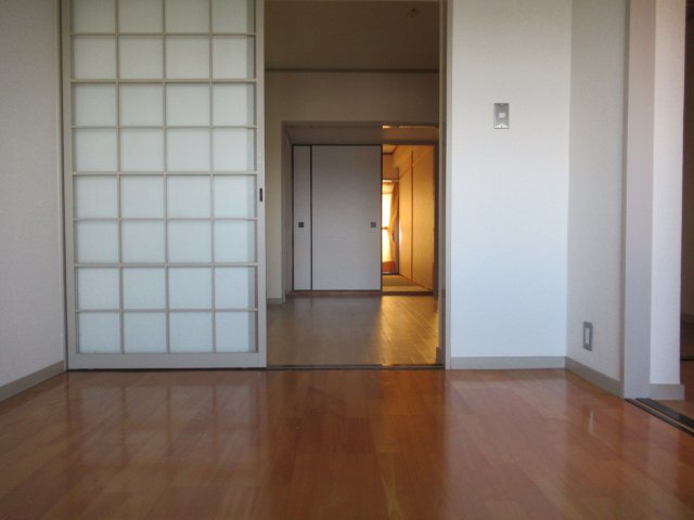 兵庫県公社　宝塚安倉（４）６号棟の内装|明るい室内です