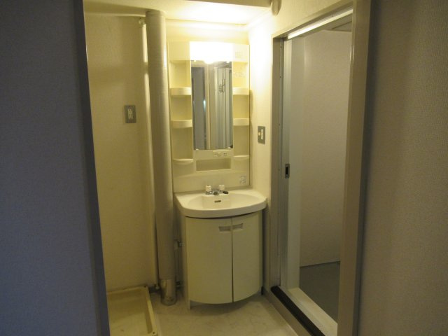 兵庫県公社　宝塚安倉（４）６号棟の洗面所|脱衣スペースもあります