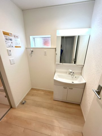 【洗面所】 | 大殿小学校に通える新築戸建　山口市天花２丁目　第２－５号棟　クレイドルガーデン　アーネストワン | シャンプードレッサーはシャワーヘッドが伸びるタイプ