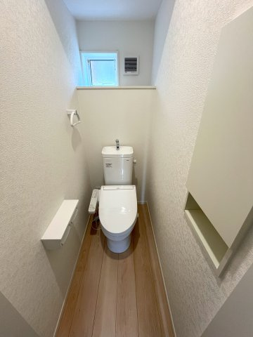 【トイレ】 | 大殿小学校に通える新築戸建　山口市天花２丁目　第２－５号棟　クレイドルガーデン　アーネストワン | シャワートイレは節水型タイプ。１階と２階の２カ所あります