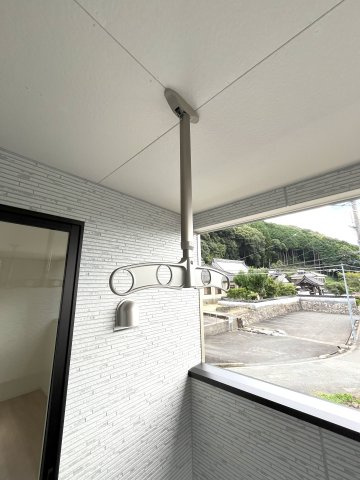 【バルコニー】 | 大殿小学校に通える新築戸建　山口市天花２丁目　第２－５号棟　クレイドルガーデン　アーネストワン | バルコニーには物干しも付いています