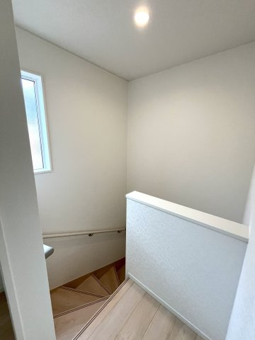 【その他】 | 大殿小学校に通える新築戸建　山口市天花２丁目　第２－５号棟　クレイドルガーデン　アーネストワン | 階段には手すりも付いて安心ですね。