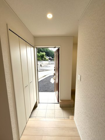 【玄関】 | 大殿小学校に通える新築戸建　山口市天花２丁目　第２－５号棟　クレイドルガーデン　アーネストワン | 玄関には大型の下駄箱も設置。ブーツも楽々入ります。
