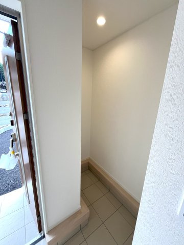 【玄関】 | 大殿小学校に通える新築戸建　山口市天花２丁目　第２－５号棟　クレイドルガーデン　アーネストワン | 玄関にはあってうれしいシュークローク