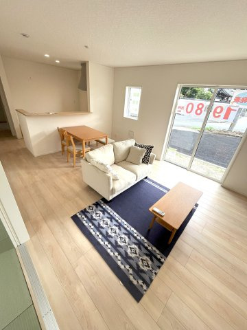 【居間・リビング】 | 大殿小学校に通える新築戸建　山口市天花２丁目　第２－５号棟　クレイドルガーデン　アーネストワン | ゆったりとしたリビングは家族の団らんがはずみますね♪