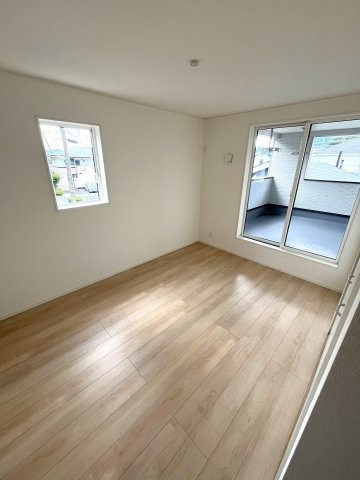 【洋室】 | 大殿小学校に通える新築戸建　山口市天花２丁目　第２－５号棟　クレイドルガーデン　アーネストワン | ２面採光の明るいお部屋で健やかな毎日