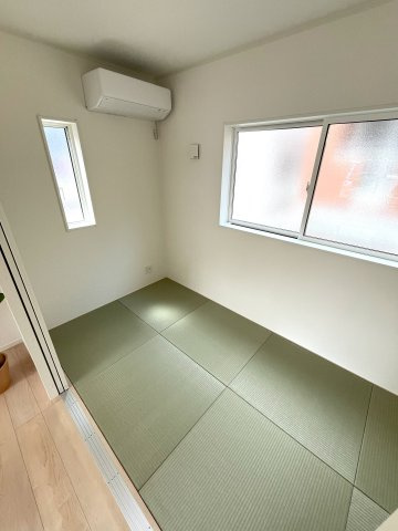 【和室】 | 大殿小学校に通える新築戸建　山口市天花２丁目　第２－５号棟　クレイドルガーデン　アーネストワン | リビングにつながる和室は落ち着いた雰囲気を醸し出します