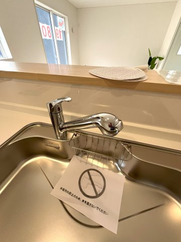 【キッチン】 | 大殿小学校に通える新築戸建　山口市天花２丁目　第２－５号棟　クレイドルガーデン　アーネストワン | ビルトインタイプの浄水器付！ホースのように伸びるからお掃除も楽々