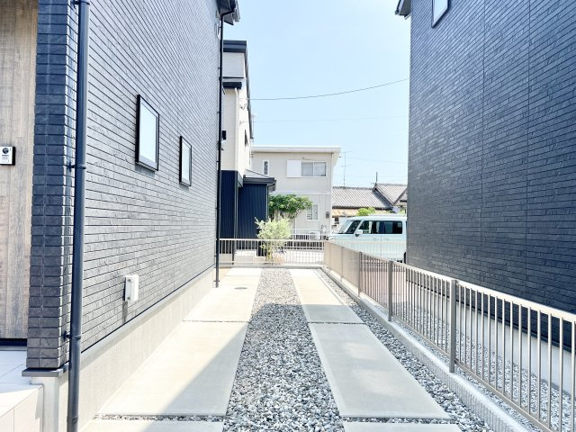 中央区東若林町　C棟のバルコニー|車は縦並列で3台駐車可能！！
