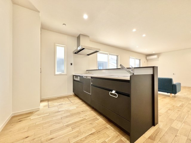 中央区東若林町　C棟のキッチン|広々としたキッチンは清潔感のある空間！毎日の食事の支度が楽しくなりそうですね！
