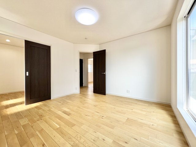 中央区東若林町　C棟の洋室|主寝室奥には便利なウォークインクローゼット付き！お二人分の衣類をスッキリと収納していただけます！
