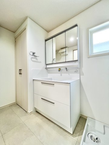 中央区東若林町　C棟の独立洗面台|3面鏡の洗面台は、メイク道具等の細々した物もスッキリと収納していただけます。
