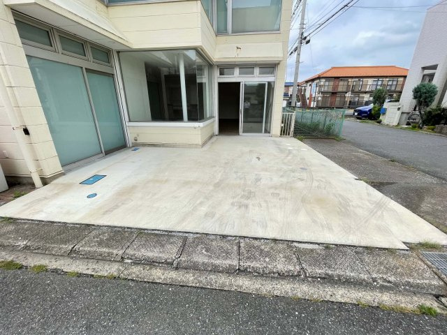 春日部市六軒町の店舗事務所の駐車場