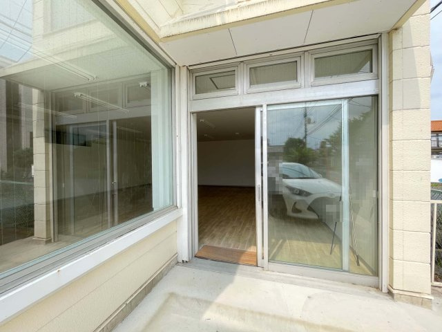 春日部市六軒町の店舗事務所のエントランス