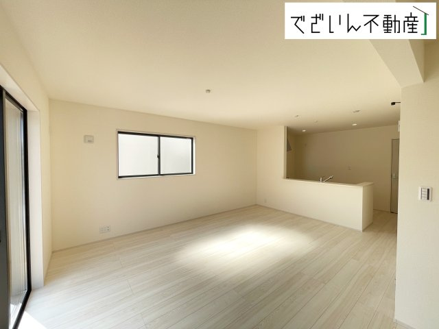 【居間・リビング】 | Livele Garden.S行田市城西第2　新築住宅 | ≪4号棟≫広がるやすらぎのプライベート空間。大きい窓から射しこむ眩い光が、広々としたリビング空間を鮮やかに映し出します。
現地(2025年8月撮影)