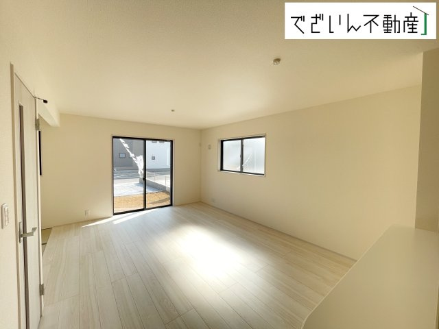 【居間・リビング】 | Livele Garden.S行田市城西第2　新築住宅 | 空気感という居心地の良いＢＧＭは、暮らしのステージを彩り、心のやすらぎと満足感を与えてくれます。通風と採光を考慮した設計は地域の鼓動を感じ、お寛ぎ頂くことが可能です。
現地(2025年8月撮影)
