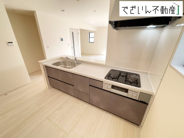 【キッチン】 | Livele Garden.S行田市城西第2　新築住宅 | ご家族みんなで調理ができる位のスペースを実現したキッチン空間となっております。みんなで作った料理を召し上がりながらの会話は、自然と笑いが絶えない空間がそこに広がります。
現地(2025年8月撮影)