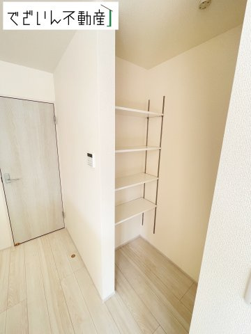 【収納】 | Livele Garden.S行田市城西第2　新築住宅 | ≪4号棟≫暮らし心地を大きく左右する収納を、適材適所に配置し使い勝手を考慮してあります。空間を余すところなく有効利用した収納は生活空間をより上質なものにしてくれるでしょう。
現地(2025年8月撮影)