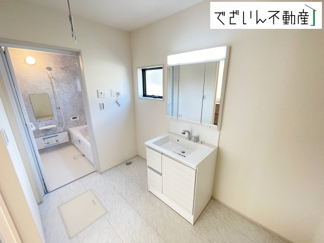 【独立洗面台】 | Livele Garden.S行田市城西第2　新築住宅 | ≪4号棟≫大きな洗面台は、身だしなみチェックや歯磨きなど、朝の慌ただしい時間でも余裕とゆとりを感じて頂けます。
現地(2025年8月撮影)