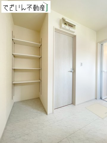 【収納】 | Livele Garden.S行田市城西第2　新築住宅 | ≪4号棟≫可動棚付の洗面脱衣室。着替えやタオルなども収納しておくことができます。
現地(2025年8月撮影)