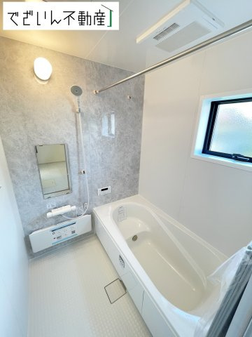 【浴室】 | Livele Garden.S行田市城西第2　新築住宅 | ≪4号棟≫上質が感じられるカラーリングで、清潔な空間美を実現。一日の疲れが癒される優雅なバスタイムを堪能できるゆとりあるバスルームです。
現地(2025年8月撮影)