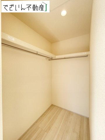 【収納】 | Livele Garden.S行田市城西第2　新築住宅 | ≪4号棟≫ウォークインクローゼットにはハンガーパイプ付きの枕棚があり、お気に入りの洋服をたくさん収納できます。
現地(2025年8月撮影)