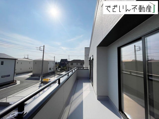 【バルコニー】 | Livele Garden.S行田市城西第2　新築住宅 | ≪4号棟≫ずっと太陽を感じる事ができるのは、遮るものが視界に無いから。彼方に広がる風景が絵画のように広がります。
現地(2025年8月撮影)