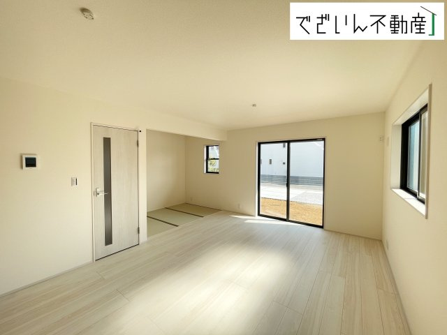 【居間・リビング】 | Livele Garden.S行田市城西第2　新築住宅 | ≪4号棟≫室内構成に拘り採光とセンスを散りばめた空間。それは『柔らかさ』に似た素敵な居場所。そこに暮らす人のことを考えつくり出したものは『癒し』という心地よい居場です。
現地(2025年8月撮影)