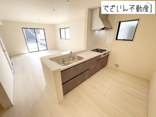 【キッチン】 | Livele Garden.S行田市城西第2　新築住宅 | ご家族みんなで調理ができる位のスペースを実現したキッチン空間となっております。みんなで作った料理を召し上がりながらの会話は、自然と笑いが絶えない空間がそこに広がります。
現地(2025年8月撮影)