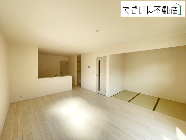 【居間・リビング】 | Livele Garden.S行田市城西第2　新築住宅 | 空気感という居心地の良いＢＧＭは、暮らしのステージを彩り、心のやすらぎと満足感を与えてくれます。通風と採光を考慮した設計は地域の鼓動を感じ、お寛ぎ頂くことが可能です。
現地(2025年8月撮影)