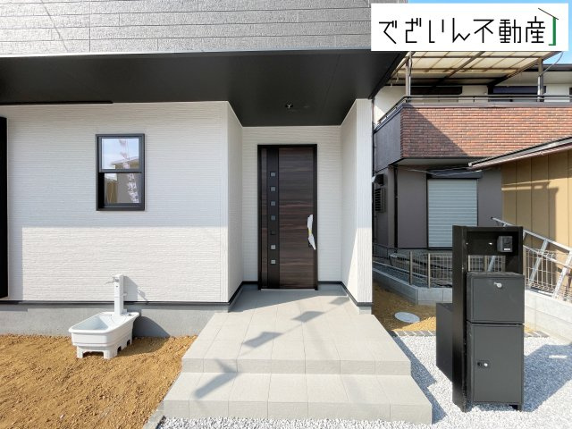【玄関】 | Livele Garden.S行田市城西第2　新築住宅 | ≪4号棟≫居住者の帰り、訪れる方を優しく迎え、やすらぎに満ちた生活空間を予感させる玄関。健やかな暮らしを楽しめそう。
現地(2025年8月撮影)
