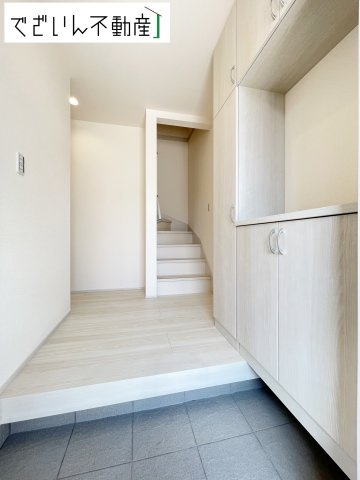 【玄関】 | Livele Garden.S行田市城西第2　新築住宅 | ≪4号棟≫清潔感溢れる玄関がお出迎えする本邸宅の物語は、ここから始まる日常を期待させます。この場所には「希望」と「優越」で包み込んでくれる「特別」な空間があります。
現地(2025年8月撮影)