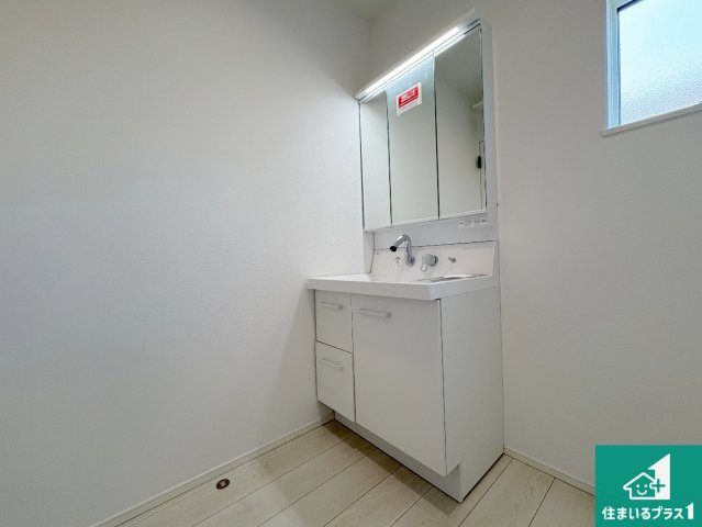 草津市下笠町　第24-1期　新築一戸建ての独立洗面台|清潔感のある洗面台です。フラットな鏡は掃除がしやすく毎日清潔！鏡裏には収納があるのでスッキリとした洗面台が保てます。