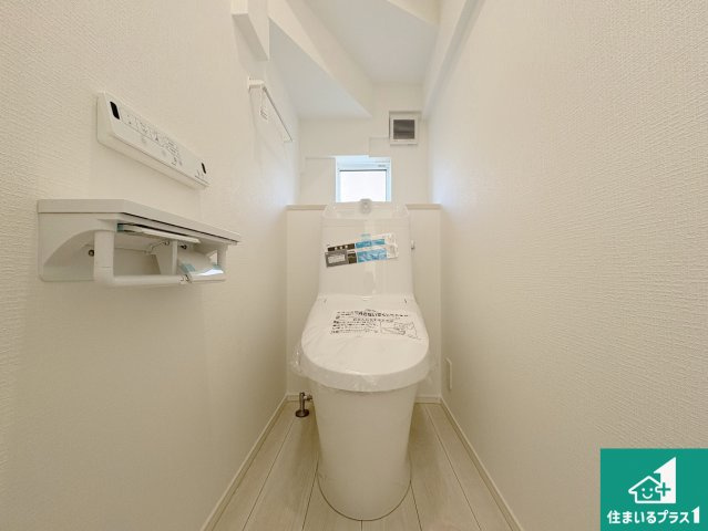 草津市下笠町　第24-1期　新築一戸建てのトイレ|1・2階の2ヶ所にあるので、朝の忙しい時間の順番待ちもなく、深夜の利用にも大変便利です。