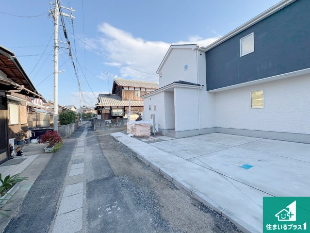 草津市下笠町　第24-1期　新築一戸建ての前面道路含む現地写真|周辺は閑静な住宅街！前面道路広々で車の出し入れも便利です。駐車が苦手な方でも安心して車庫入れできます！