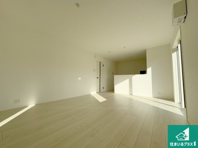 草津市下笠町　第24-1期　新築一戸建ての居間・リビング|日当たり良好の明るいリビングで朝の目覚めもスッキリできそう！対面キッチンでご家族のコミュニケーションも自然と増える設計！小さなお子様が遊ぶスペースを作っても広々とくつろげるLDK！