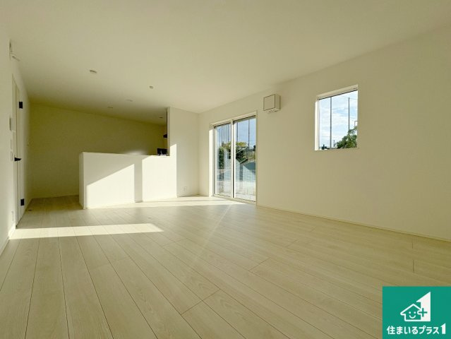 草津市下笠町　第24-1期　新築一戸建ての居間・リビング|シンプルなリビングは、観葉植物等のインテリアを楽しめますね！パパ好みにも、ママ好みにも家具次第で雰囲気を変えることができます！