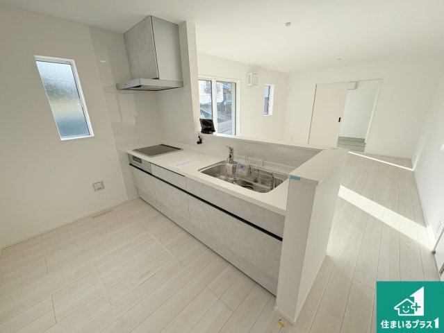 草津市下笠町　第24-1期　新築一戸建てのキッチン|リビングと統一感があり、使い勝手のいいキッチン。広々としているので、二人並んで作業が出来ちゃいます。お子様と一緒に色々なお料理に挑戦できるスペースがあります。