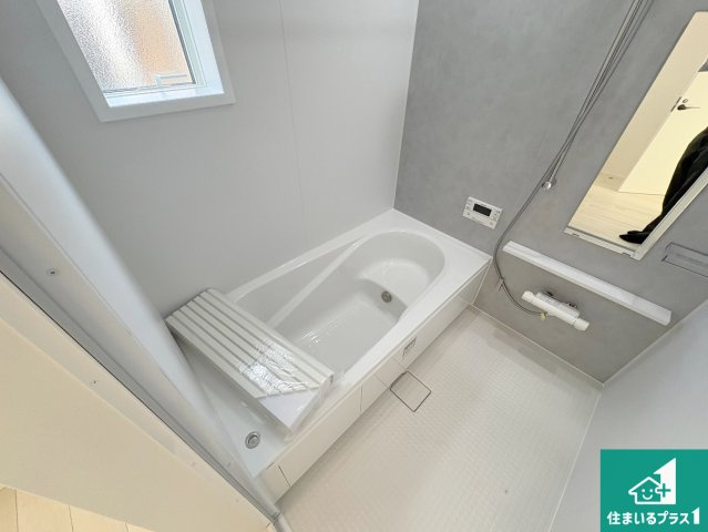 草津市下笠町　第24-1期　新築一戸建ての浴室|足をゆったり伸ばして寛げる浴槽です。窓が設けられていますので差し込む光が明るく穏やかな雰囲気にしてくれます♪浴室乾燥機も設置しているので、雨の日の洗濯物も安心です♪